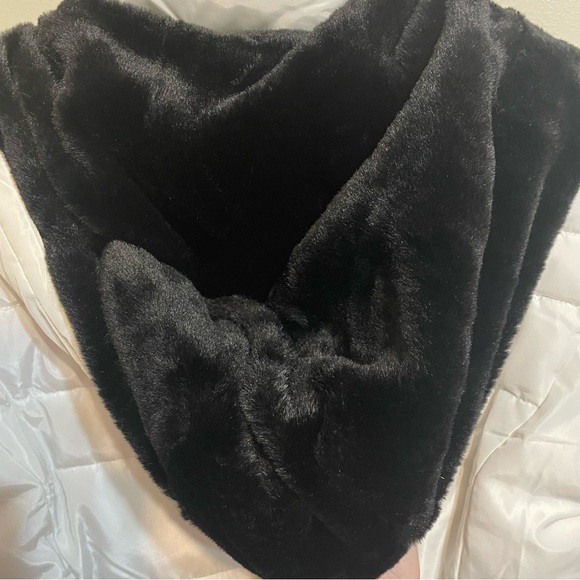 SOLD / Guess White Puffer Jacket - Picture 7 of 11